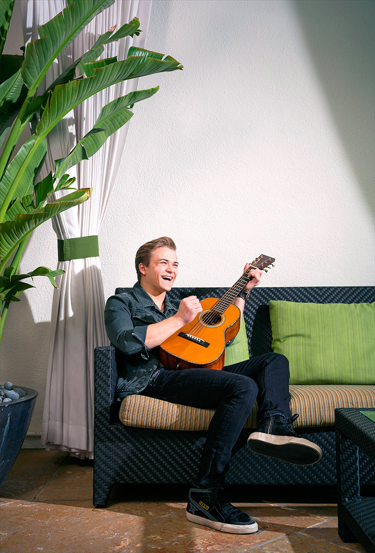 LEWIS_Hunter_Hayes_WEB